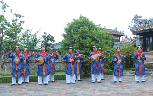 Nghệ nhân và nhạc công Nhà hát NTTT Cung đình Huế trình diễn Mười bản ngự